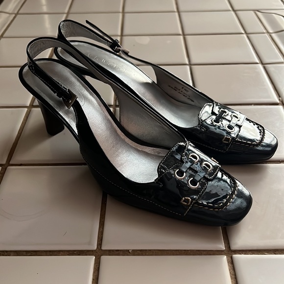 Talbot Navy Blue Heels - Picture 2 of 4